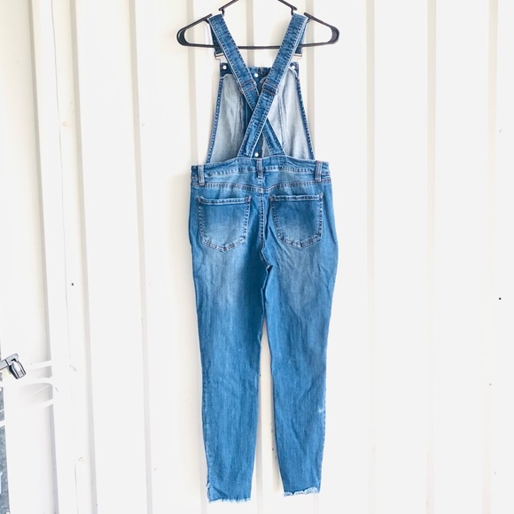 GUC✨ REFUGE women's medium blue jean denim overalls with criss cross back straps - Picture 4 of 13